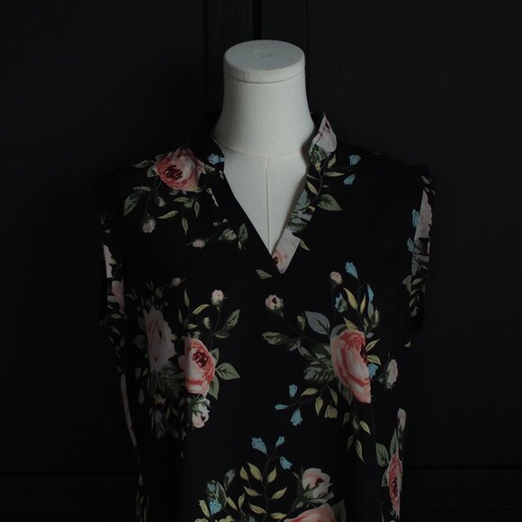 Amaryllis | Sleeveless Floral Blouse - Picture 3 of 4